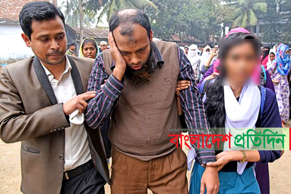 মহিলা কলেজে এক শিক্ষকের উপর অন্য শিক্ষকের হামলা!