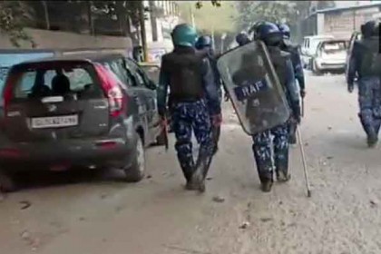 ট্রাম্পের সফরের দ্বিতীয় দিনেও জ্বলছে দিল্লি, তড়িঘড়ি বৈঠকে অমিত শাহ