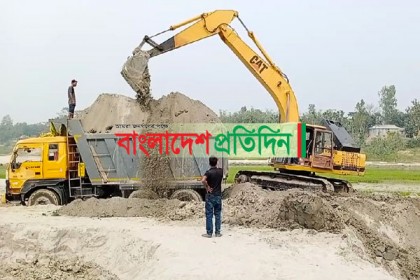 টাঙ্গাইলের পৌলি নদীতে বালু উত্তোলন, হুমকির মুখে দুই সেতু