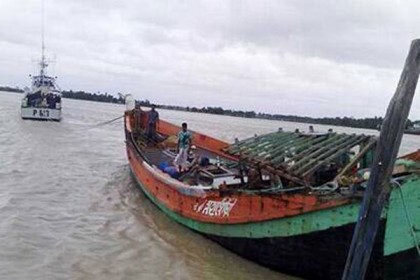 সমুদ্রপথে মালয়েশিয়া যাওয়ার পথে দালালসহ ২০ রোহিঙ্গা আটক