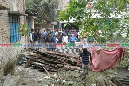 রাজাপুরে সরকারি জমি দখলমুক্ত করতে উচ্ছেদ অভিযান