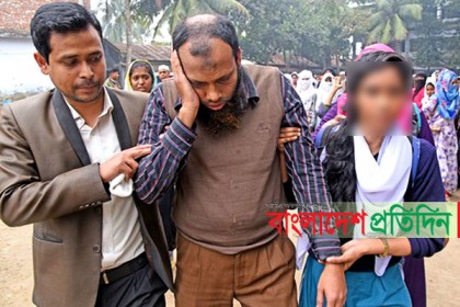 মহিলা কলেজে এক শিক্ষকের উপর অন্য শিক্ষকের হামলা!