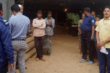 তিনটি অবৈধ করাতকল মালিককে জরিমানা
