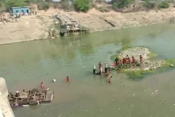 বিয়ের যাত্রীবাহী বাস নদীতে, নিহত ২৫