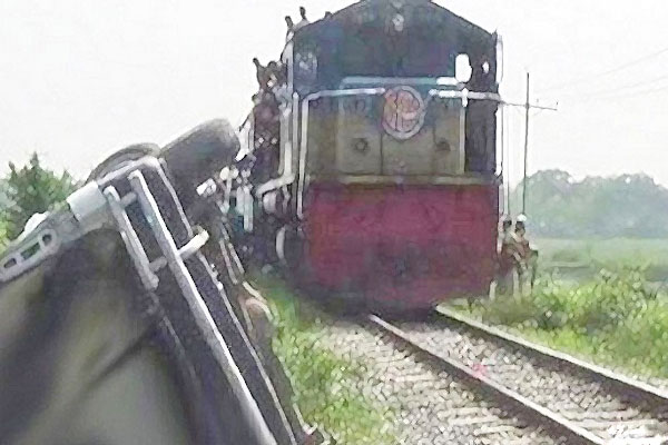 মাধবপুরে ট্রেন-ট্রাক সংঘর্ষ