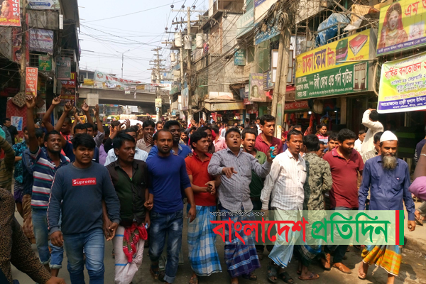 শ্রীপুরের মাওনা হাইওয়ে থানার ওসি'র প্রত্যাহার চেয়ে বিক্ষোভ