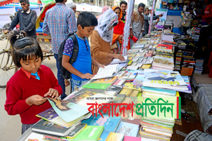 বগুড়া বইমেলায় শিশু কিশোরদের ভিড় বেড়েছে