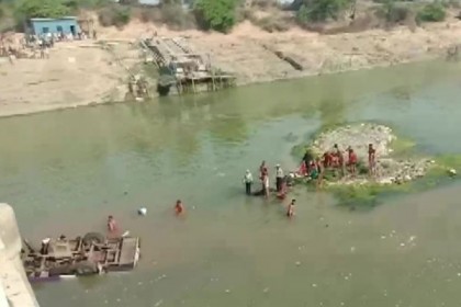 বিয়ের যাত্রীবাহী বাস নদীতে, নিহত ২৫