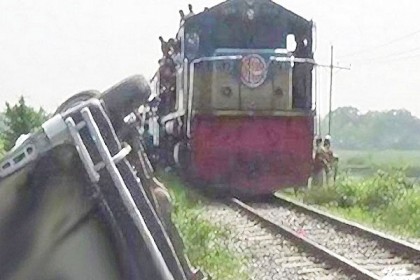 মাধবপুরে ট্রেন-ট্রাক সংঘর্ষ