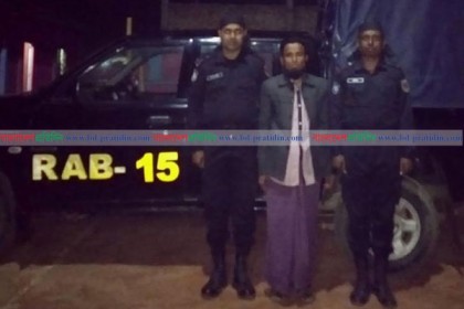 টেকনাফে র‌্যাবের অভিযানে ইয়াবাসহ মাদক ব্যবসায়ী আটক