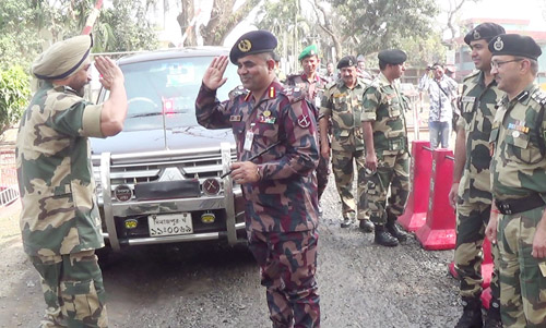 হিলি সীমান্তে বিজিবি-বিএসএফ'র সেক্টর কমান্ডার পর্যায়ে পতাকা বৈঠক 