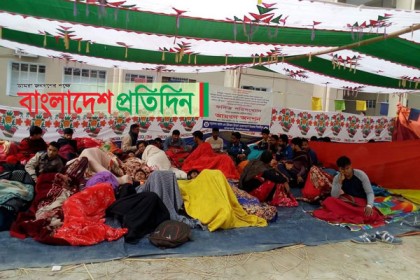 রাবি শিক্ষার্থীদের অনশনের ২৪ ঘণ্টা পার, অসুস্থ ৫ শিক্ষার্থী