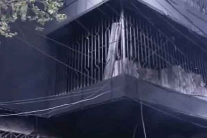 ইস্কাটনে ভবনে আগুন, স্বামী-স্ত্রীর অবস্থা আশঙ্কাজনক