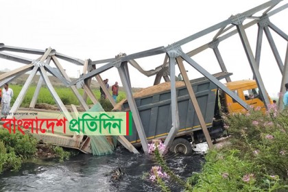 বেইলি ব্রিজ ভেঙে নদীতে ট্রাক, যানচলাচল বন্ধ