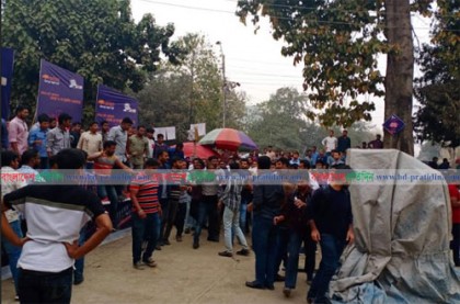 ঢাবিতে স্লোগান দেওয়া নিয়ে ছাত্রদলের দু’পক্ষের হাতাহাতি 