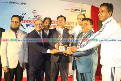 অফিসার্স ক্লাব ব্যাডমিন্টন টুর্নামেন্টে বরিশাল জেলা প্রশাসক চ্যাম্পিয়ন