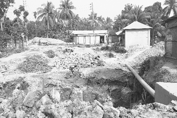 ২০ হাত লম্বা ব্রিজ, নির্মাণ চলছে দুই বছর ধরে