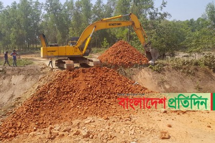 চট্টগ্রামে টপ সয়েল ও পাহাড় কাটতে খাল ভরাট করে সড়ক!  