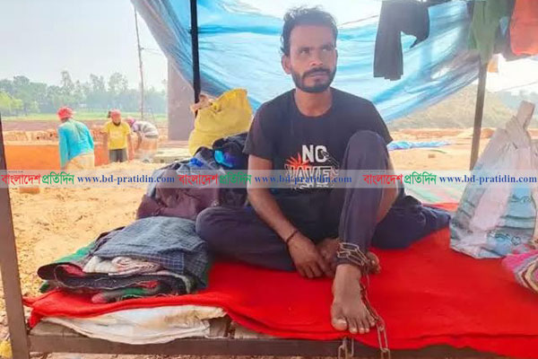 
নাটোরে ইটভাটার শ্রমিককে শিকলে বেঁধে নির্যাতন