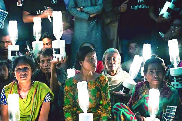 পাহাড়ে আলো ছড়াচ্ছে বোতল বাতি