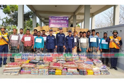 বিপুল পরিমাণ ভারতীয় কাপড় জব্দ, ১৩ চোরাকারবারি আটক