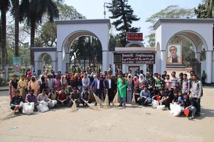 পুরো ক্যাম্পাস পরিষ্কার করলেন ভূগোল বিভাগের শিক্ষার্থীরা