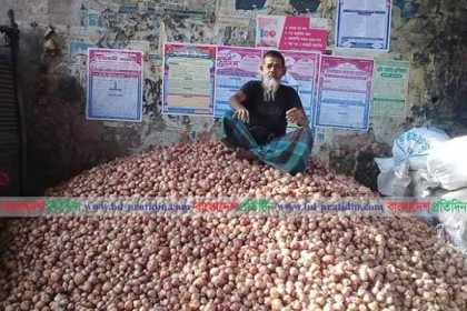 নাটোরে হঠাৎই পিয়াজের বাজারে ধস!