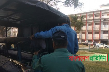 রাবিতে নিয়োগ পরীক্ষায় মোবাইলে উত্তরপত্র, তবুও ছাড় পেল পরীক্ষার্থী
