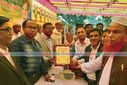 বগুড়ার গমির উদ্দিন বহুমুখি স্কুল অ্যান্ড কলেজের অধ্যক্ষকে বিদায় সংবর্ধনা