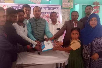 শিক্ষার্থীদের মাঝে শিক্ষা উপকরণ বিতরণ