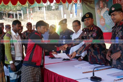 নওগাঁয় বিজিবির কাছে ২৯৩ চোরাকারবারির আত্মসমর্পণ