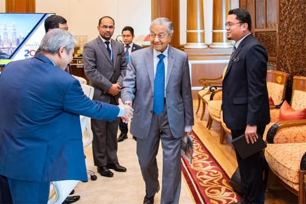 মাহাথিরের দাবি তিনিই সংখ্যাগরিষ্ঠ, ১১৪ এমপির তালিকা প্রকাশ