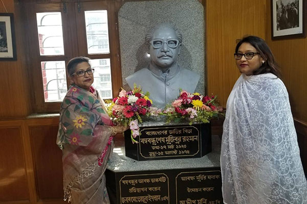 বেকার হোস্টেলে বঙ্গবন্ধুর প্রতিকৃতিতে শ্রদ্ধা নিবেদন করলেন তারই কন্যা ও দৌহিত্র