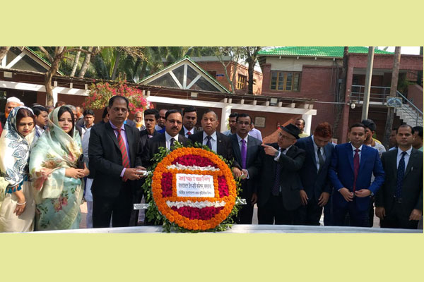 টুঙ্গিপাড়ায় বঙ্গবন্ধুর সমাধিতে কলকাতা উপ-হাইকমিশনারের শ্রদ্ধা