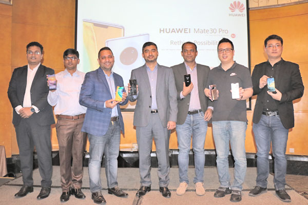 হুয়াওয়ে’র লাখ টাকার ফোনে সাত ক্যামেরা