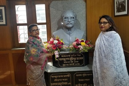 বেকার হোস্টেলে বঙ্গবন্ধুর প্রতিকৃতিতে শ্রদ্ধা নিবেদন করলেন তারই কন্যা ও দৌহিত্র