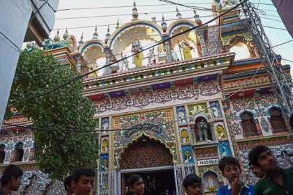 দিল্লিতে অনন্য নজির স্থাপন, মন্দির পাহারায় মুসলিমরা মসজিদে হিন্দুরা
