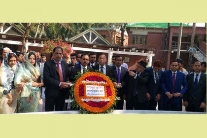 টুঙ্গিপাড়ায় বঙ্গবন্ধুর সমাধিতে কলকাতা উপ-হাইকমিশনারের শ্রদ্ধা