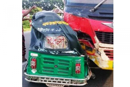 রাউজানে বাস-অটোরিকশার মুখোমুখি সংঘর্ষে নিহত ১