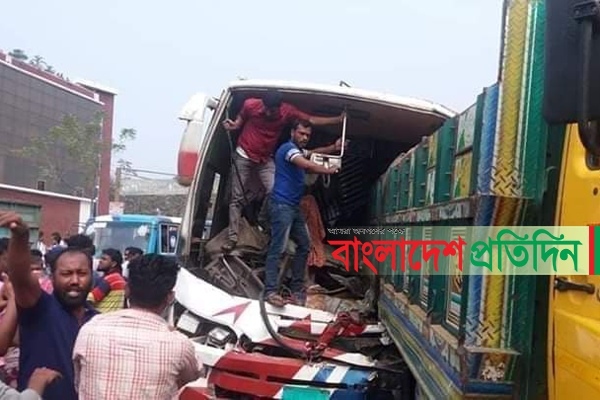 ভালুকায় বাস ও ট্রাকের সংঘর্ষে নিহত ১, আহত ১২