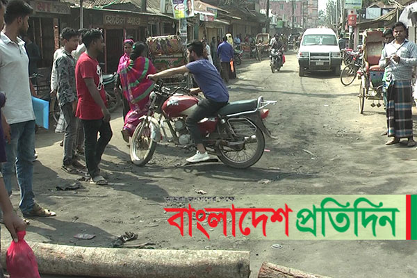 দুর্গাপুরে নিরাপদ সড়কের দাবিতে আন্দোলনরত শিক্ষার্থীদের ওপর হামলা