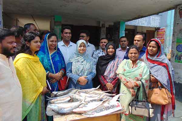 আখাউড়ায় জব্দ ইলিশ এতিমখানায় বিতরণ