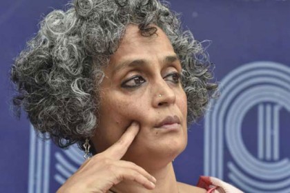 করোনাভাইরাসের ‘ভারতীয় ভার্সন’ দিল্লির সহিংসতা : অরুন্ধতী রায় 