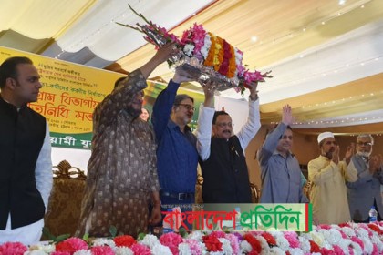 চসিকের মেয়র প্রার্থীর হাতে নৌকা উপহার যুবলীগের