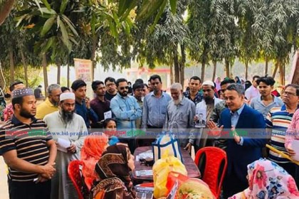 আবাহনী মাঠ প্রাঙ্গণে প্রাতঃভ্রমণকারীদের
সঙ্গে রবির মতবিনিময়