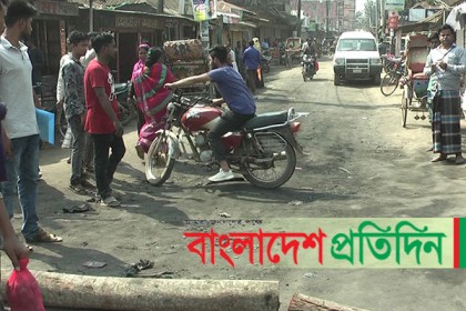 দুর্গাপুরে নিরাপদ সড়কের দাবিতে আন্দোলনরত শিক্ষার্থীদের ওপর হামলা