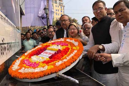 রাজশাহীতে বঙ্গবন্ধু ও জাতীয় চার নেতার প্রতিকৃতিতে আওয়ামী লীগ নেতৃবৃন্দের শ্রদ্ধা