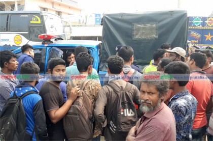 সড়ক সংস্কার অব্যাহত রাখতে ঝিনাইদহে খুলনা-কুষ্টিয়া মহাসড়ক অবরোধ
