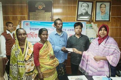 পার্বতীপুরে ৫ ভিক্ষুককে পুনর্বাসনে আর্থিক অনুদান