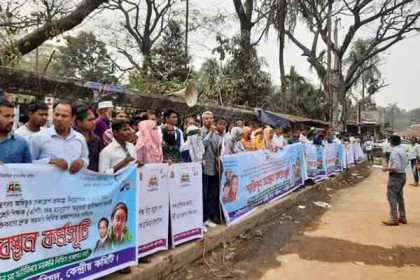 চাকরি স্থায়ীকরণ দাবিতে এসিটি শিক্ষকদের অবস্থান